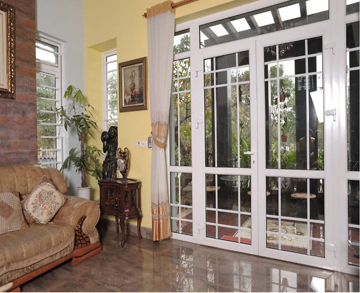 Hình minh họa: Báo giá cửa kính sai với giá trị thật ảnh hưởng đến khách hàng